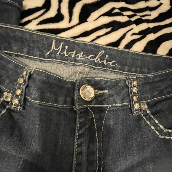 Super cute low rise boot cut jeans with pocket detaill - Picture 2 of 5